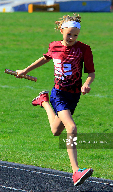 手持接力棒的女运动员图片素材