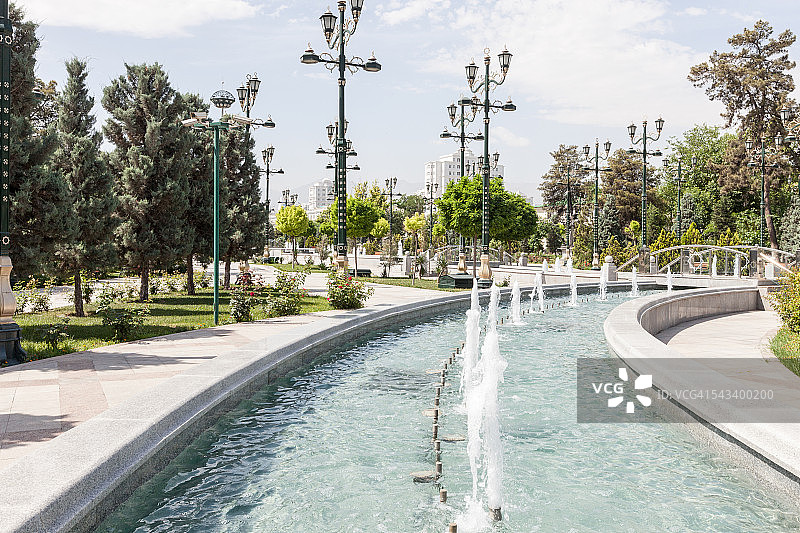 土库曼斯坦阿什哈巴德的现代公园图片素材