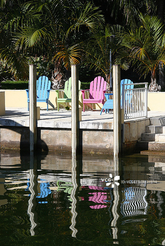 码头上四个色彩鲜艳的阿迪朗达克椅图片素材