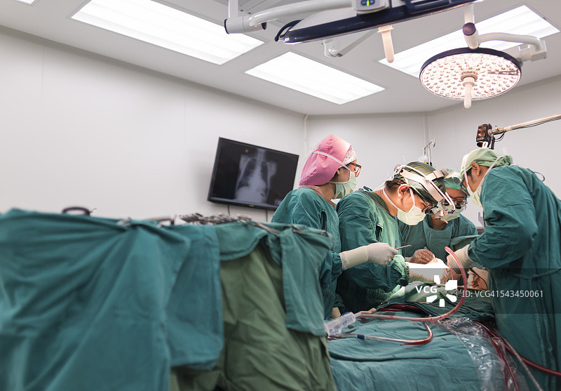 心脏外科医生团队进行心脏手术图片素材