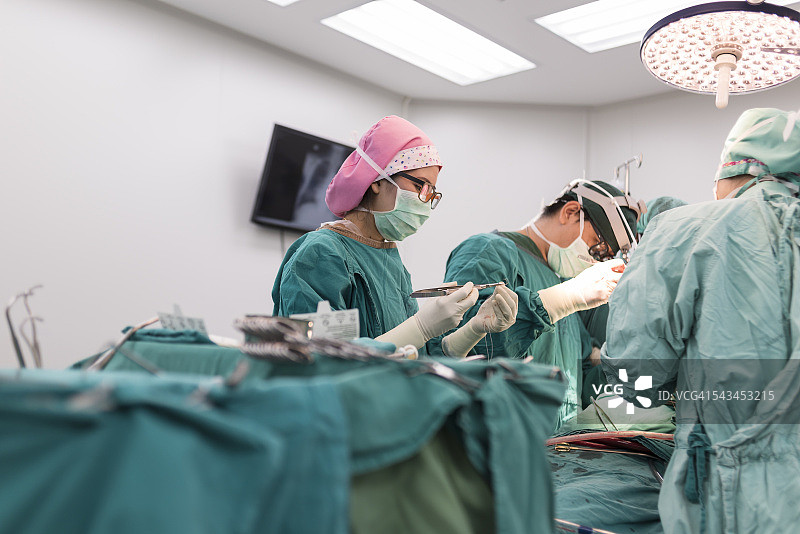 刷手护士准备外科医生的缝合线图片素材