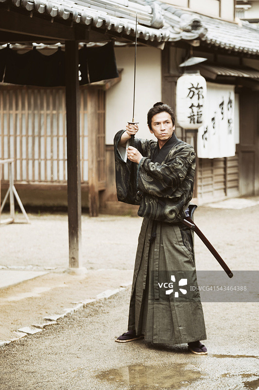 江户时代城镇中的日本武士浪人图片素材