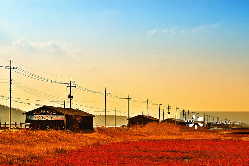 红色田野上的仓库图片素材