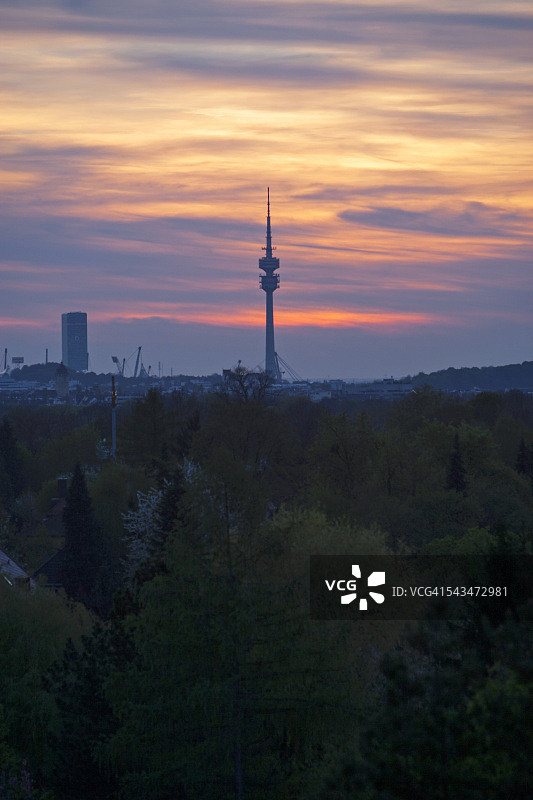奥林匹克塔与火山灰云图片素材