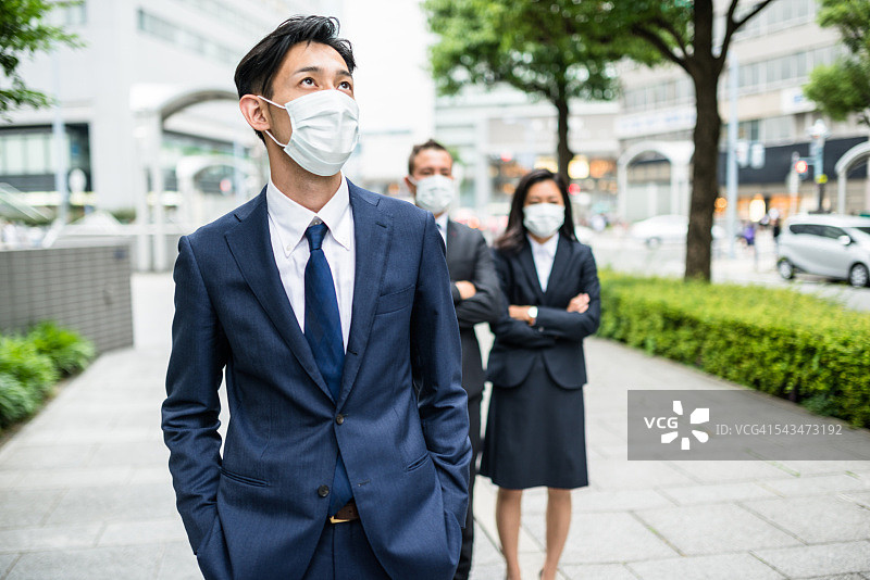 戴口罩的日本商人图片素材