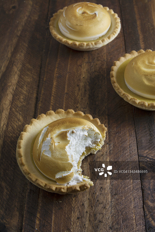 柠檬蛋糕和意大利蛋白酥皮图片素材