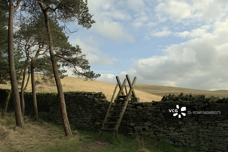 旱石墙和梯凳图片素材