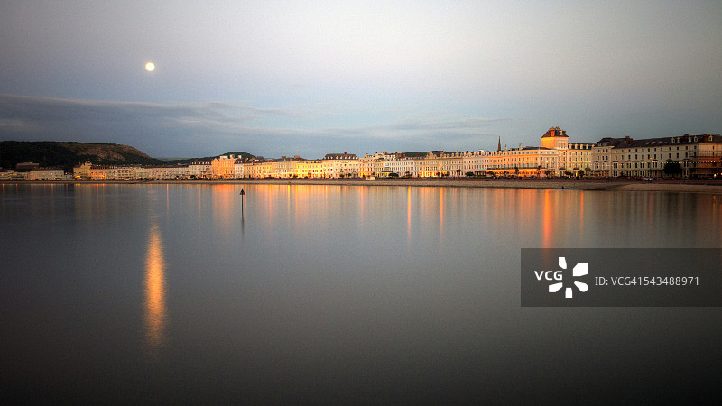 长曝光下的兰迪德诺海湾和长廊夜景图片素材