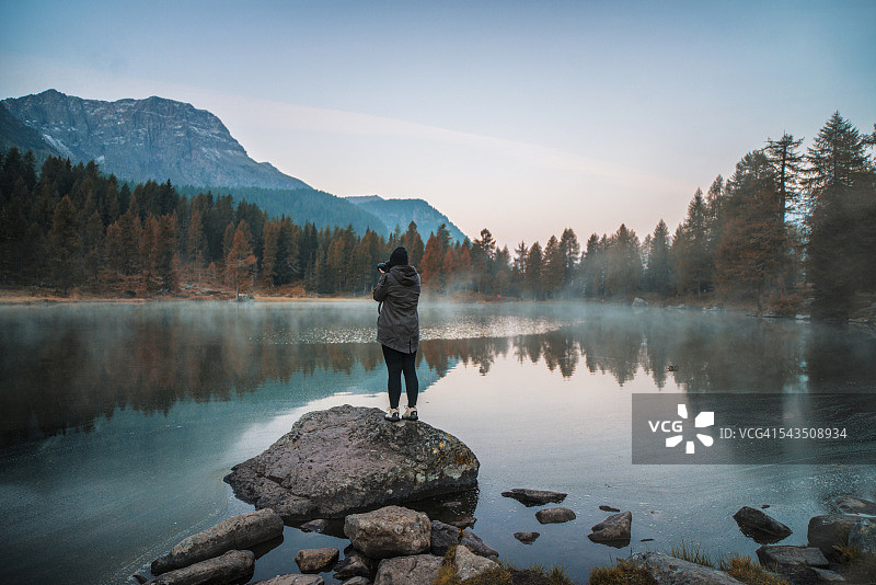 湖面上的第一缕阳光图片素材
