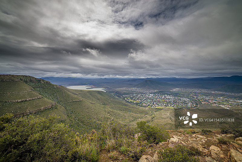 南非卡姆德布国家公园的荒凉山谷图片素材