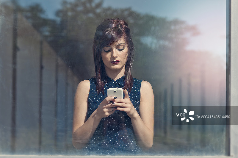 沉思的年轻女子图片素材