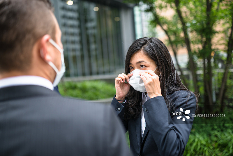 戴口罩的日本商人图片素材