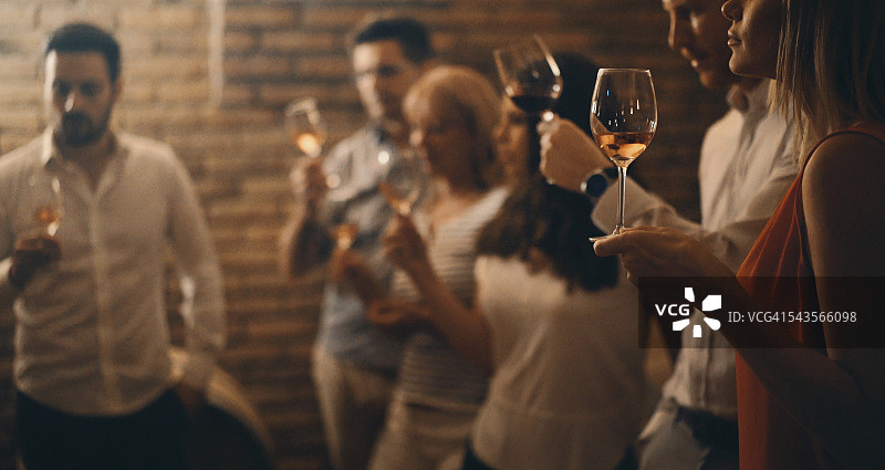 在酒窖中品酒图片素材