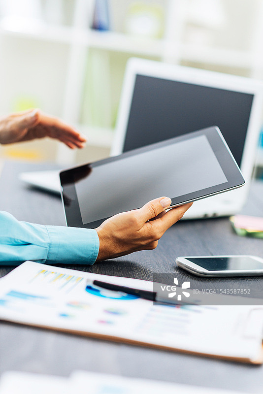 办公室里阅读财经新闻的商务人士图片素材