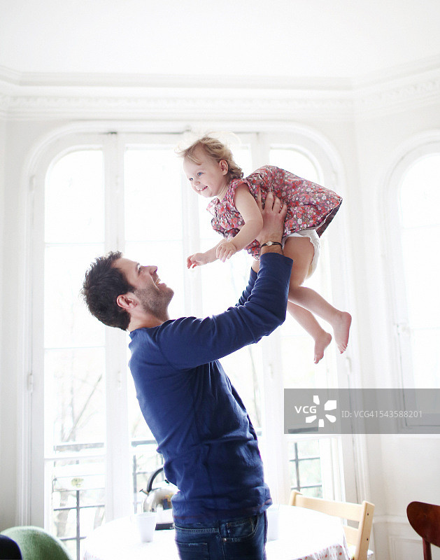 两岁的小女孩被爸爸抱在怀里图片素材