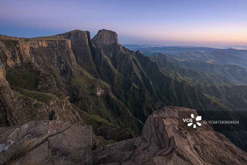 南非德拉肯斯堡哨兵峰和图盖拉瀑布图片素材