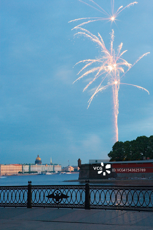涅瓦河和彼得保罗要塞上空的烟花图片素材