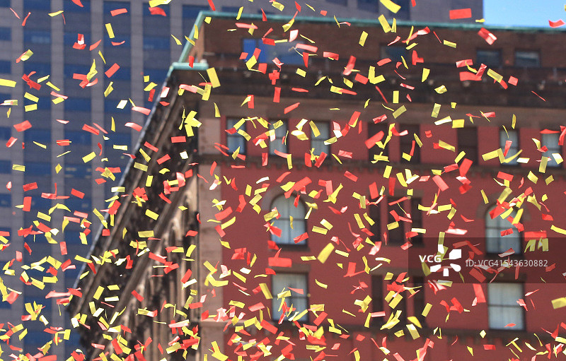 市中心办公大楼飘落的游行彩屑图片素材