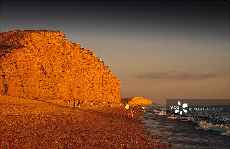 英国多塞特郡西湾的夏日黄昏图片素材