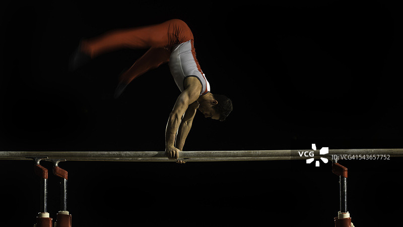 男子体操运动员在双杠上图片素材