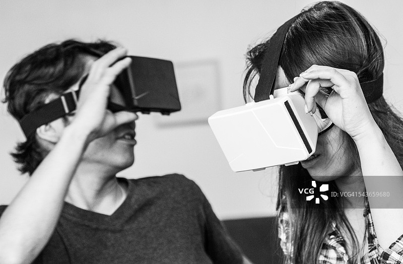 体验虚拟现实设备的日本年轻学生图片素材