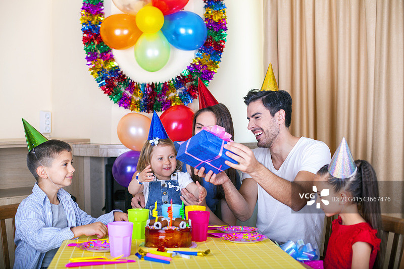 快乐的一家人参加生日派对图片素材