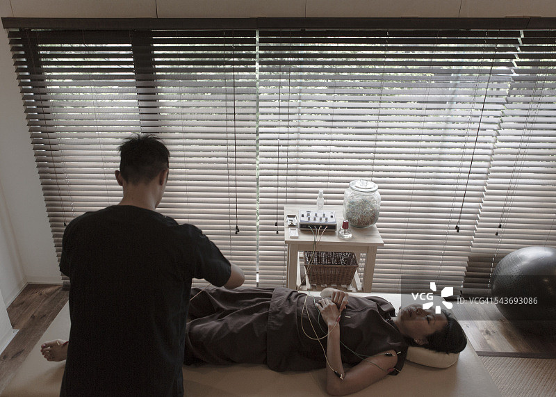 日本女性在京都与专家交流针灸治疗图片素材