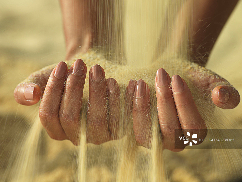 女人手捧沙子图片素材