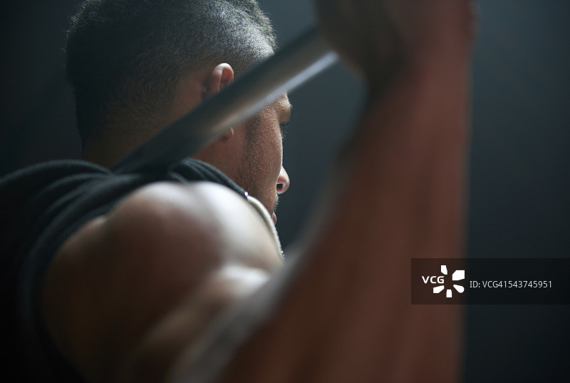 男运动员举杠铃黑色背景图片素材