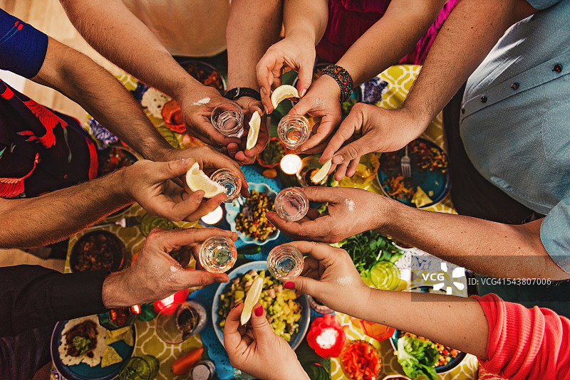 朋友们在晚宴上喝龙舌兰酒图片素材