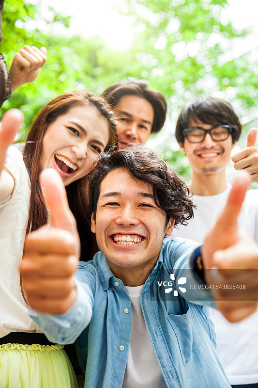 朋友们在城市里一起闲逛图片素材