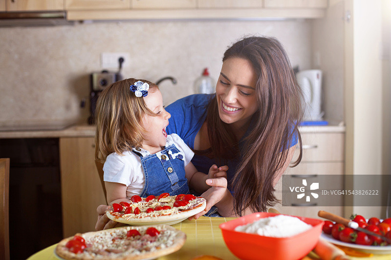 一家人一起做披萨图片素材