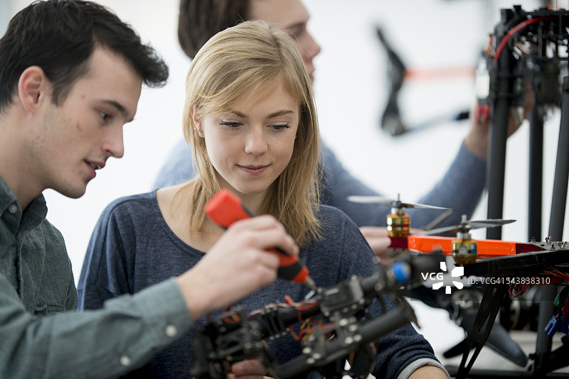 在技术学院制造无人机图片素材