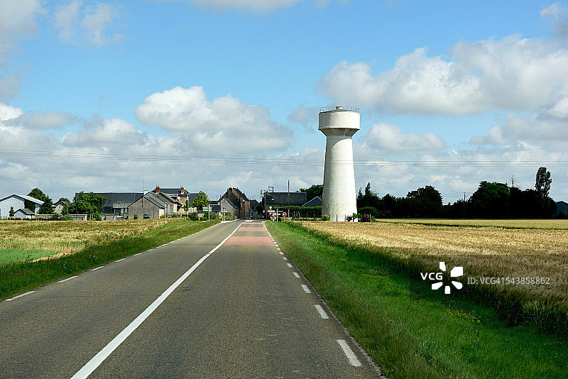 法国Allaines-Mervilliers Eure-et-Loir地区的乡村风光与水塔图片素材