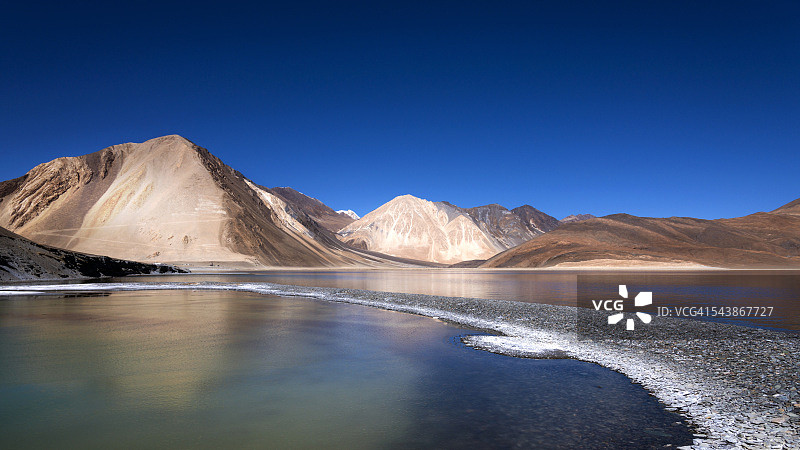 班公湖与山脉图片素材