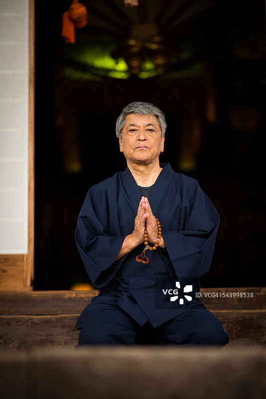 在寺庙祈祷图片素材
