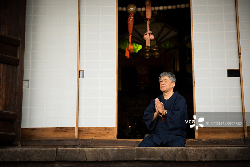 在寺庙祈祷图片素材
