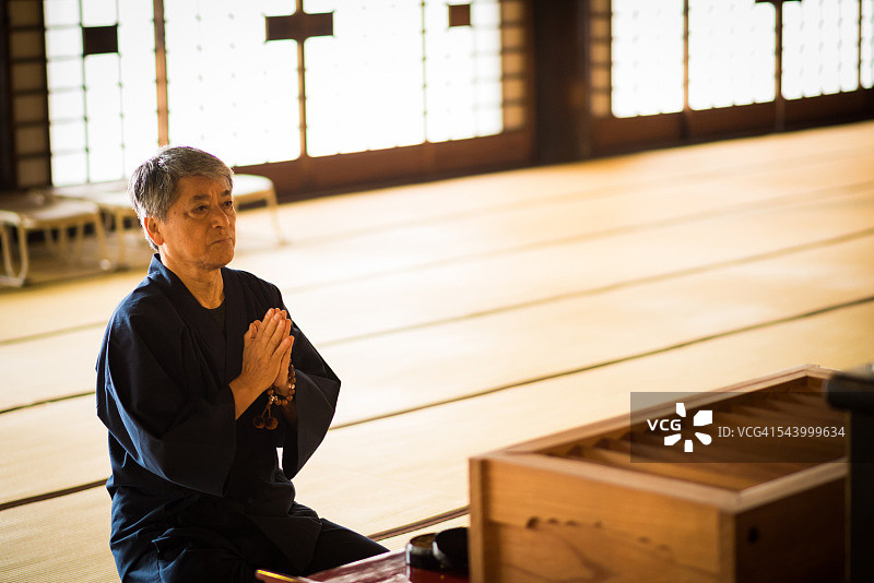 在寺庙祈祷图片素材