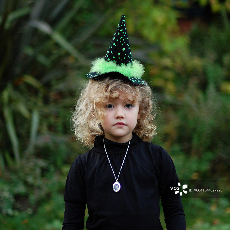 装扮成女巫的年轻女孩 портрет图片素材