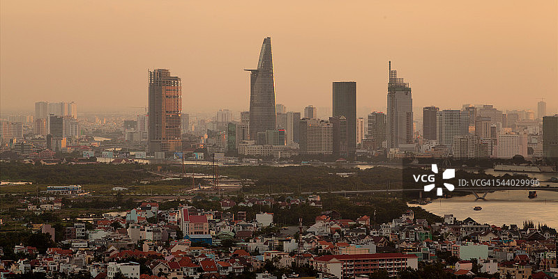 胡志明市第二区豪华住宅与公寓夜景图片素材