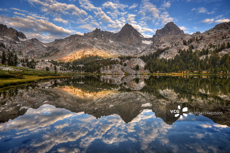 埃迪扎湖中倒映的群山图片素材