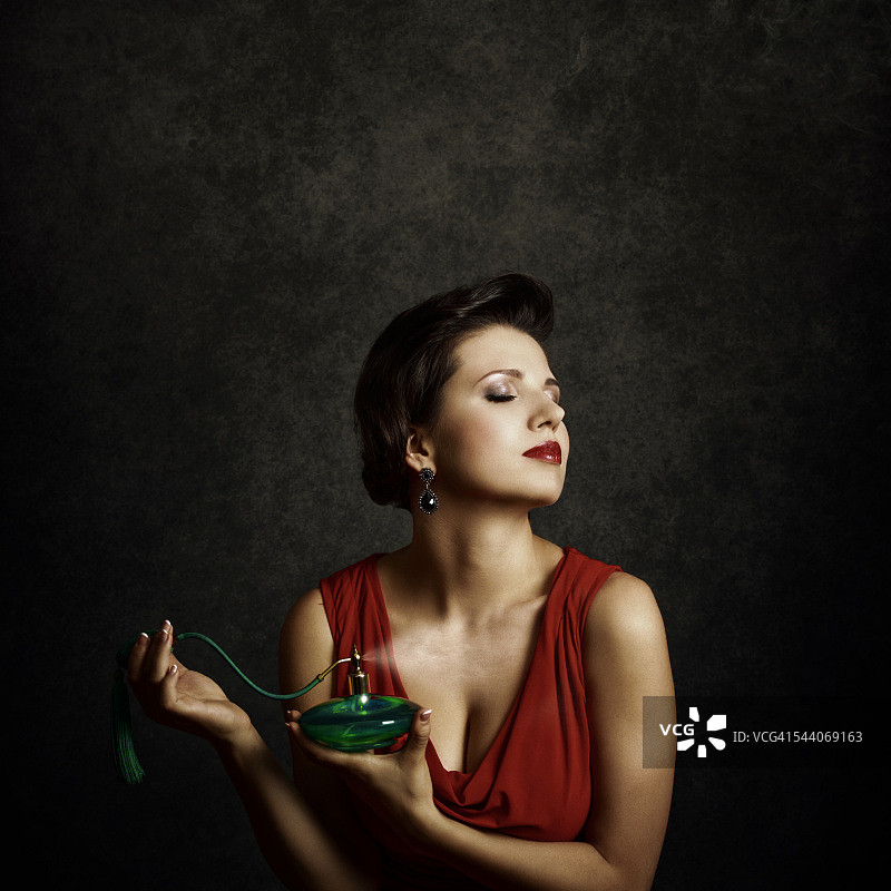 红色连衣裙和绿色香水瓶图片素材