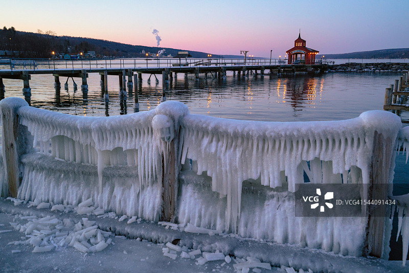 塞内卡湖码头沃特金斯峡谷冬季冰封景象图片素材