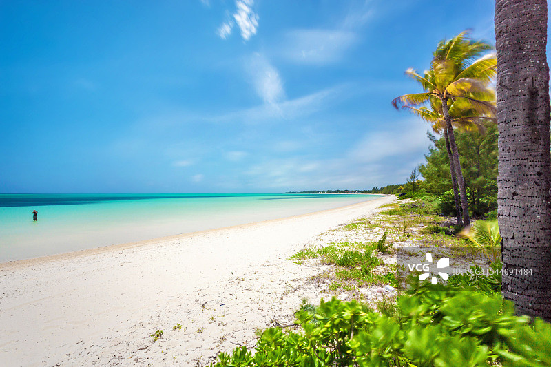 巴哈马群岛加勒比海的阳光明媚的迷人海滩图片素材