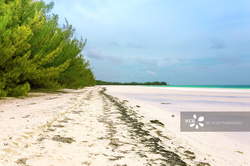 巴哈马群岛加勒比海的阳光明媚的迷人海滩图片素材