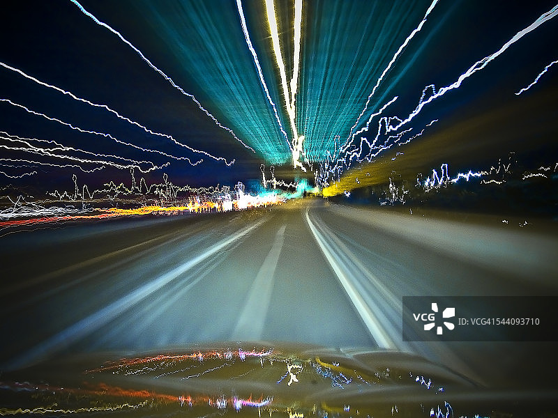 夜晚沿着高速公路飞驰图片素材