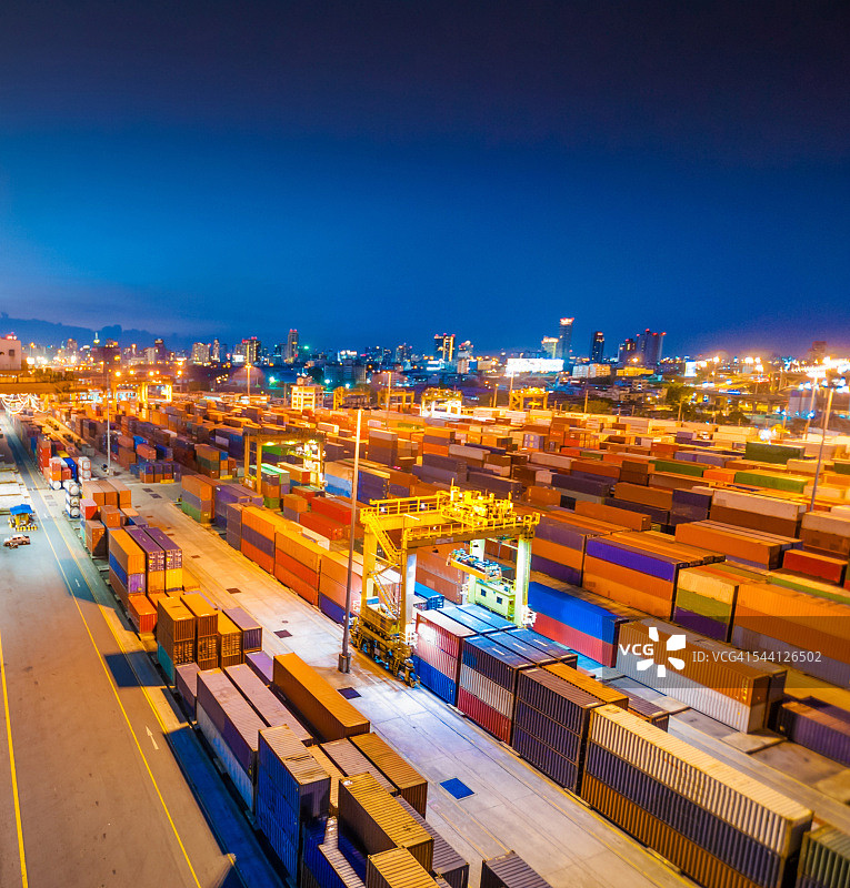 亚洲港口的集装箱船和货物物流图片素材