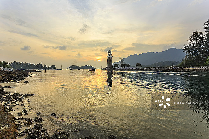 兰卡威海滩的温暖日落图片素材