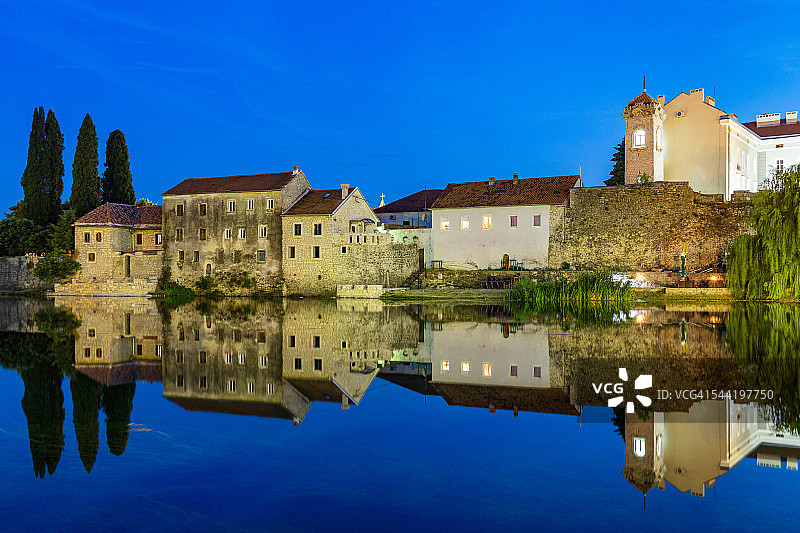 波斯尼亚和黑塞哥维那：夜晚的特雷比涅在特雷比什尼察河中的倒影图片素材