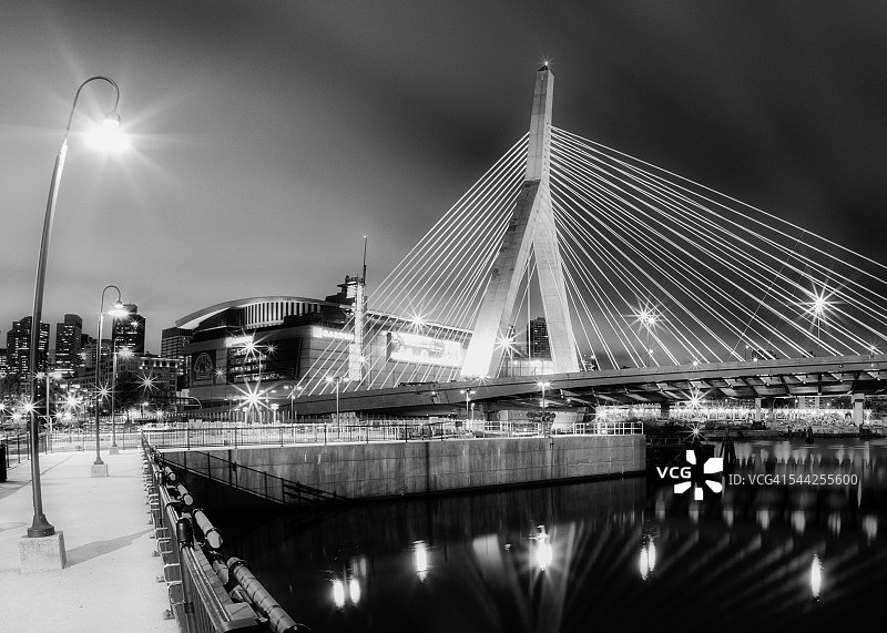 伦纳德·P·扎金邦克山纪念大桥夜景黑白照图片素材